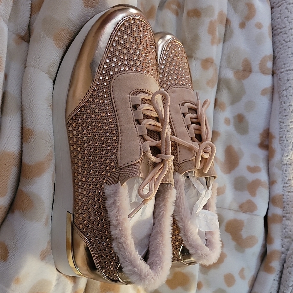 Reaction Kenneth Cole ROSE GOLD  Sneakers 7 1/2 WIDE WIDTH  BRAND NEW